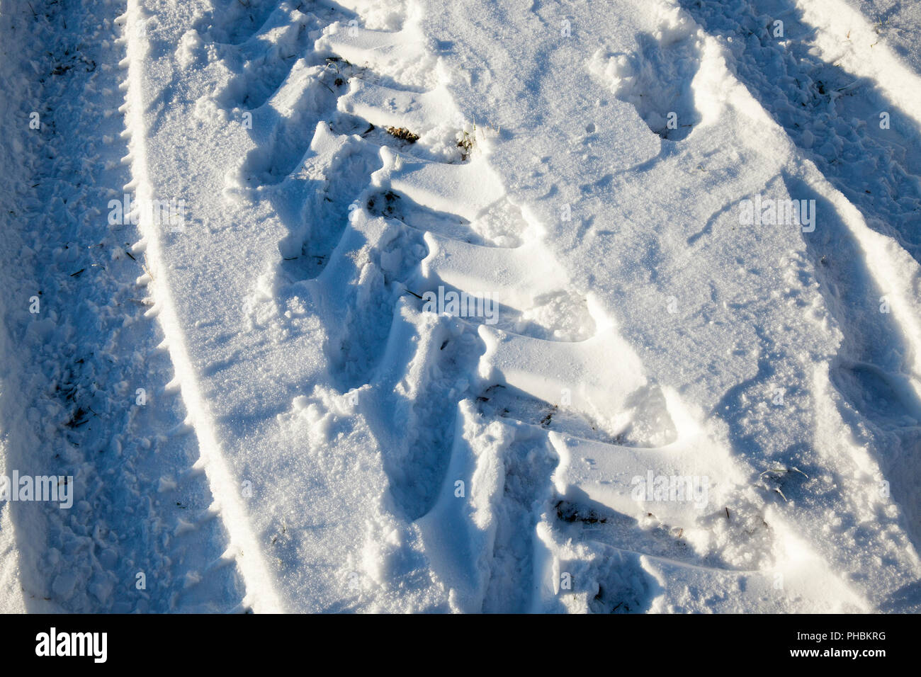 Auto-trieb Schneeverwehungen mit Spuren von großen Reifen, Nahaufnahme Stockfoto