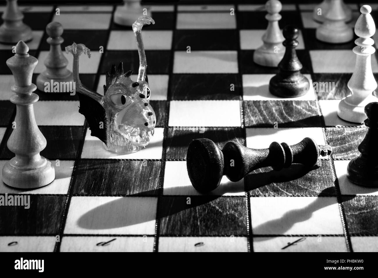 Zu Tode erschrocken. Schach Spiel, in dem der schwarze König der Angst vor einem Monster enthalten. Stockfoto