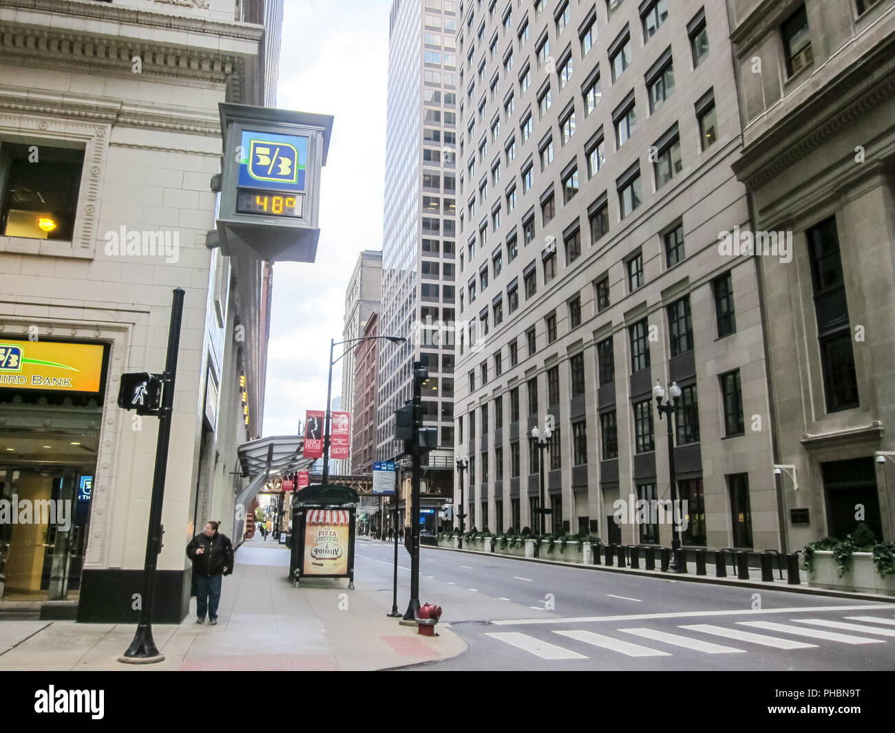 Chicago, USA - Juni 21, 2017: Jackson Boulevard, Chicago ist die Stadt der Wolkenkratzer. Chicago Straßen, Gebäude und Sehenswürdigkeiten der Stadt Chicago Stockfoto