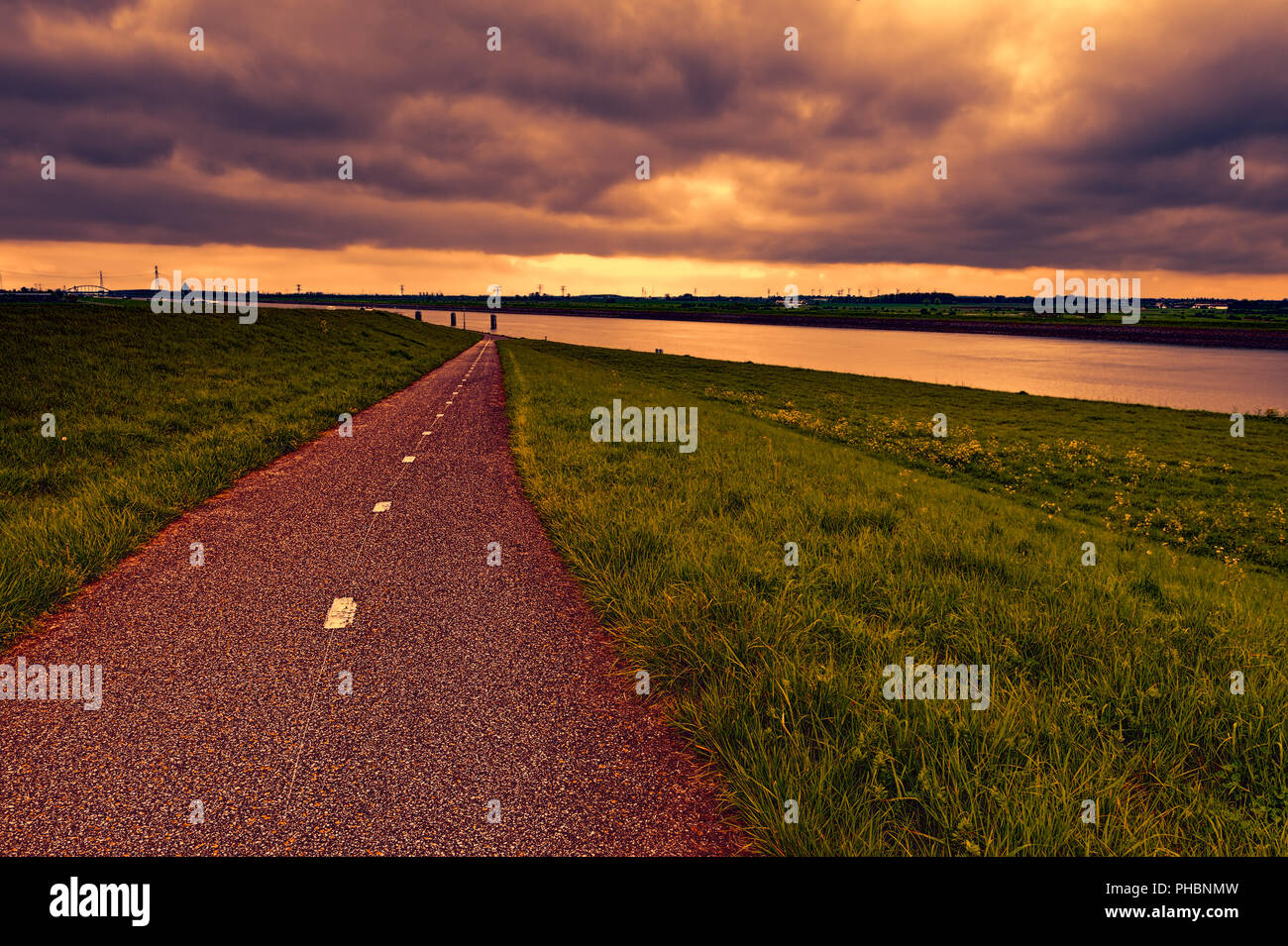 Straße, Dam und Kanal in Holland Stockfoto