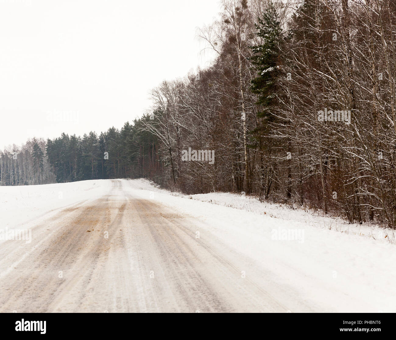 Spuren der Lauffläche auf dem Schnee, Schnee im Winter auf der Straße, schließen Foto genommen, Himmel und Bäume im Rahmen Stockfoto