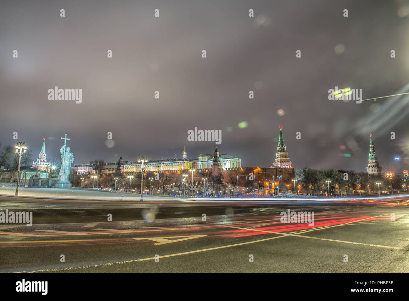 Denkmal von Wladimir in Moskau bei Nacht Stockfoto