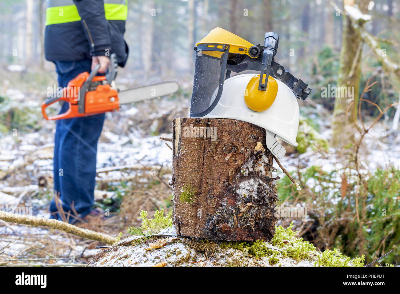 Helm mit Maske und Gehörschutz Kapselgehörschützer auf dem Stumpf Stockfoto