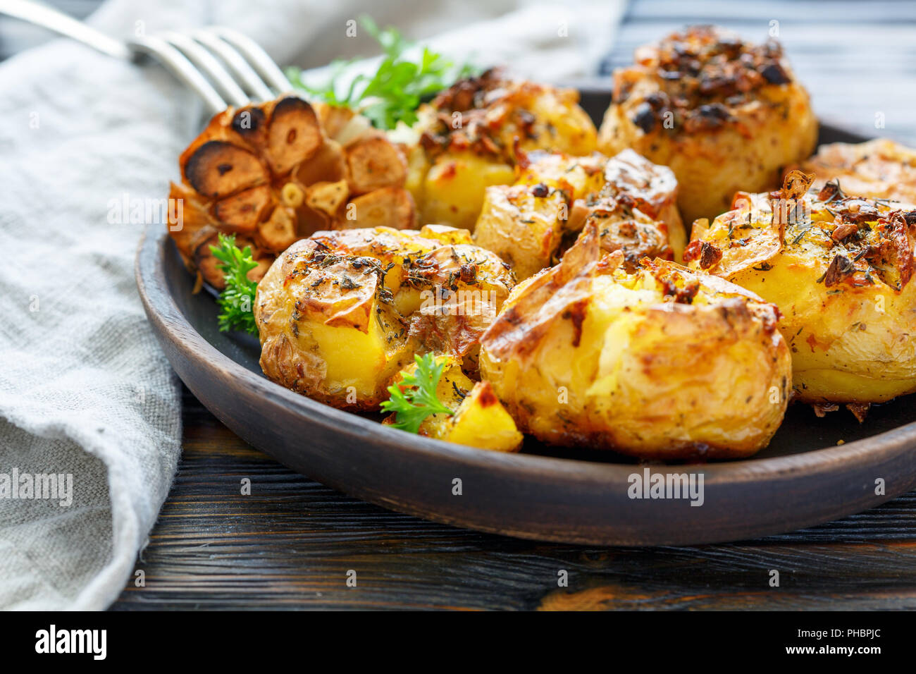 Gebackene Kartoffeln mit Gewürzen, Olivenöl und Knoblauch. Stockfoto