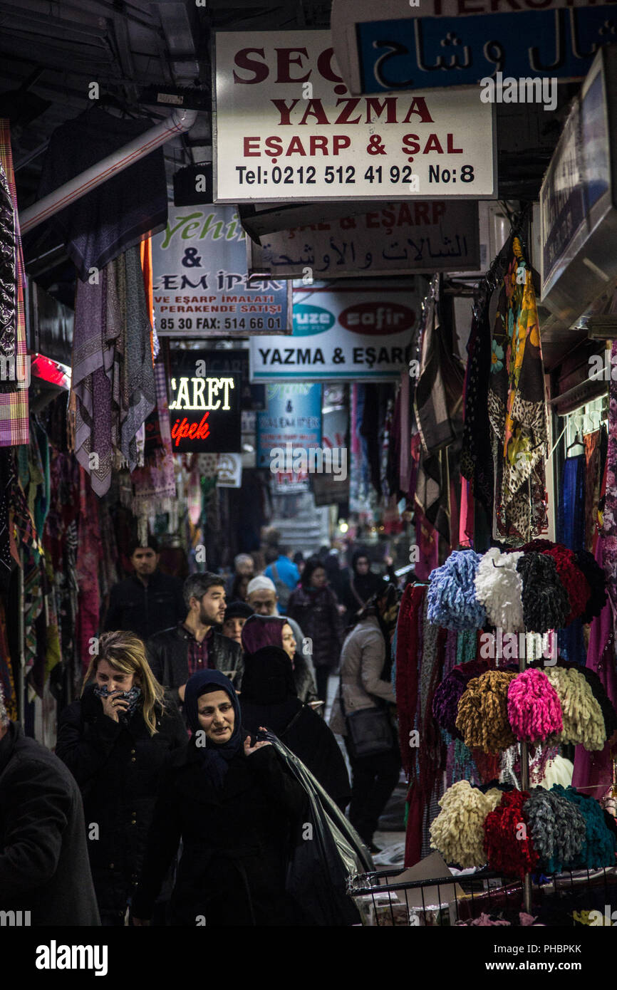 ISTANBUL, Türkei - 28 Dezember, 2015: überfüllte Gasse in Istanbul die ägyptischen Markt, mit muslimischen Frauen das Tragen der traditionellen islamischen Schal ist passin Stockfoto
