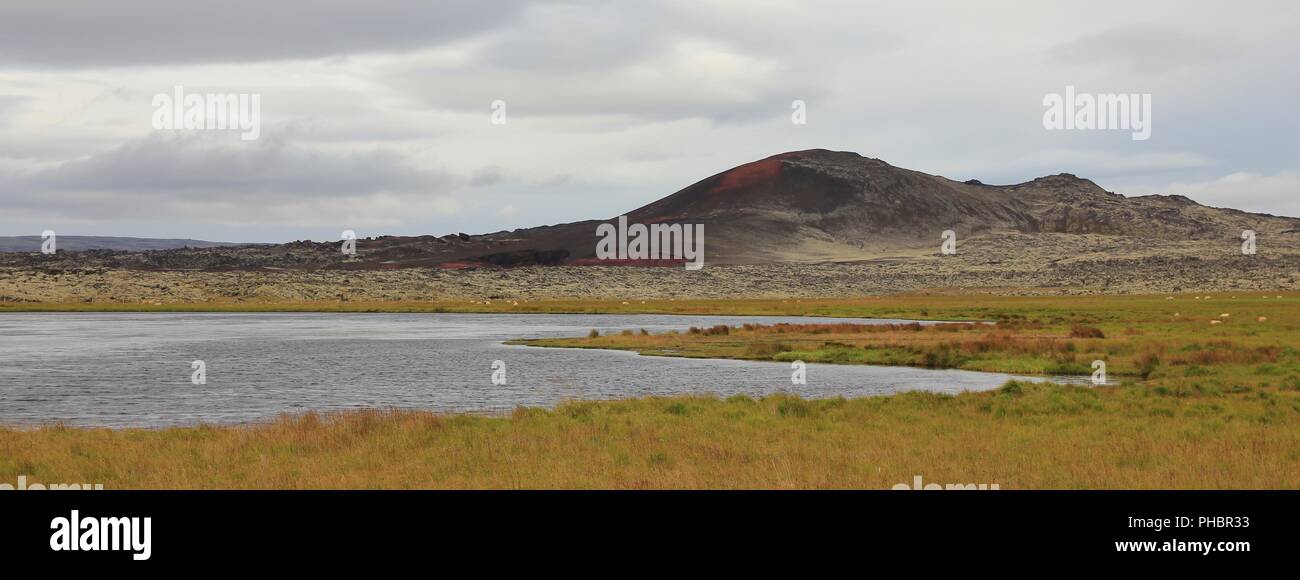 Vulkanische Landschaft und Teich in Vesturland, Island. Stockfoto