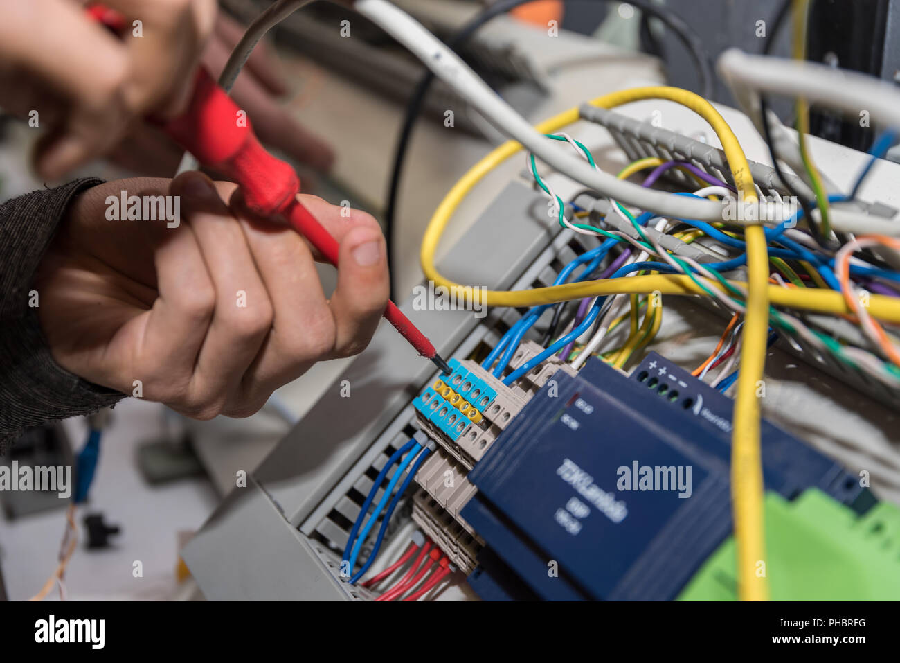 Elektriker arbeitet an Leistungsanschlüsse - close-up Stockfoto