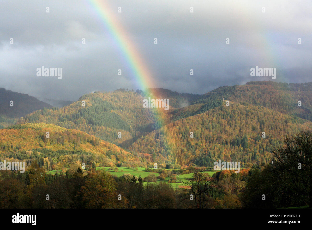 Hasel, Regenbogen im Schwarzwald Stockfoto