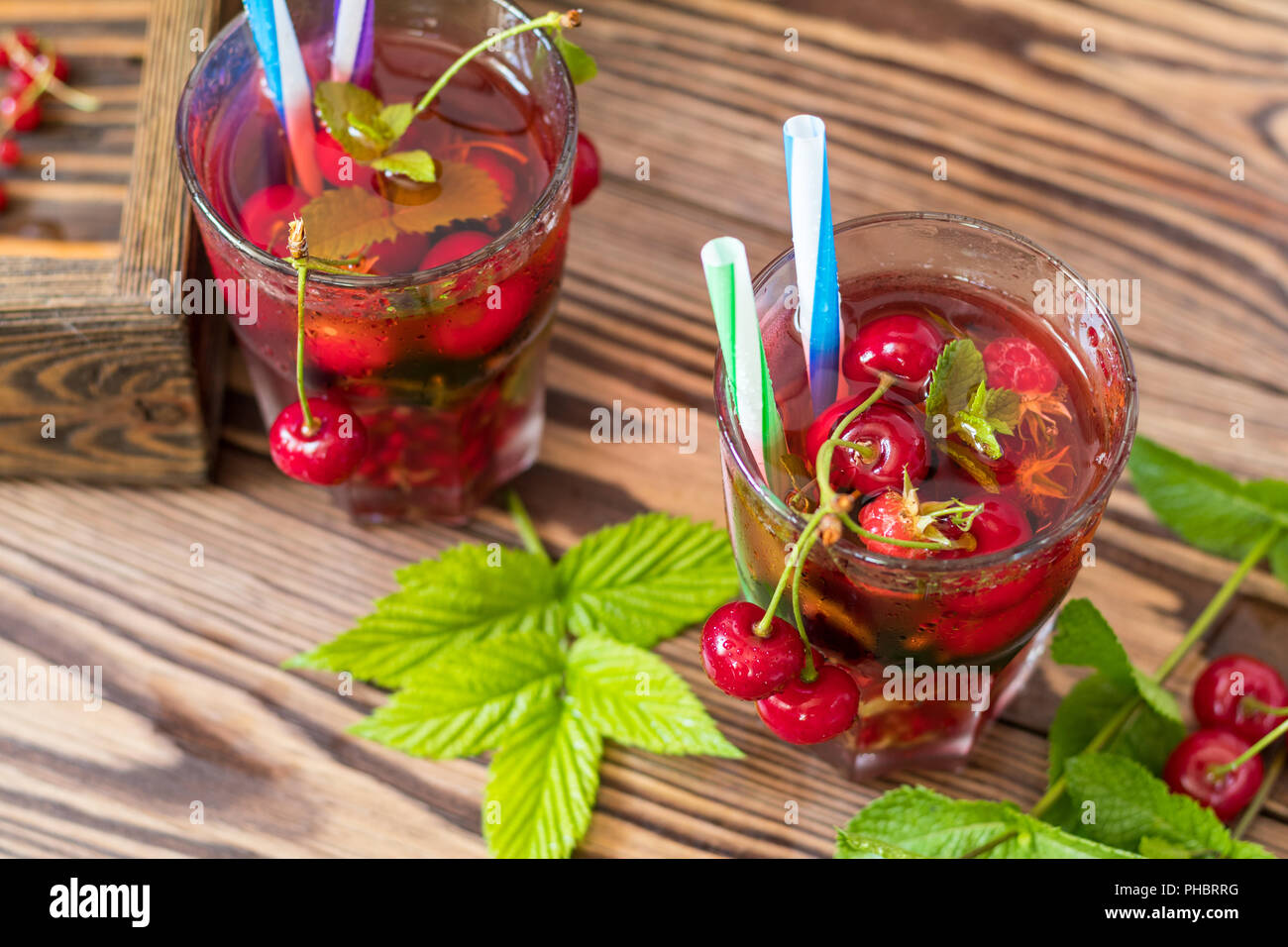 Erfrischende Getränke gewürzt mit frischem Obst Stockfoto