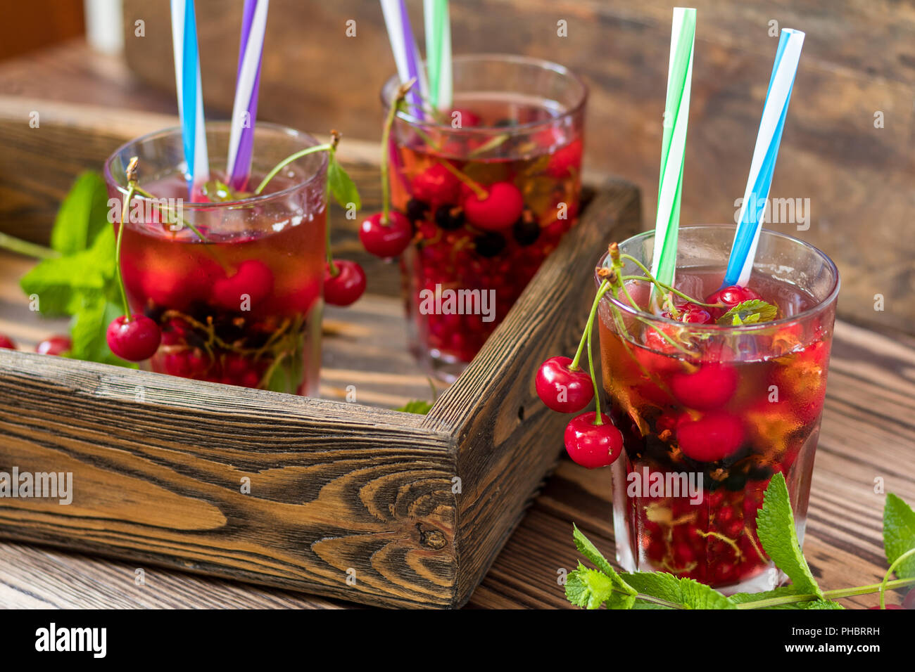 Erfrischende Getränke gewürzt mit frischem Obst Stockfoto