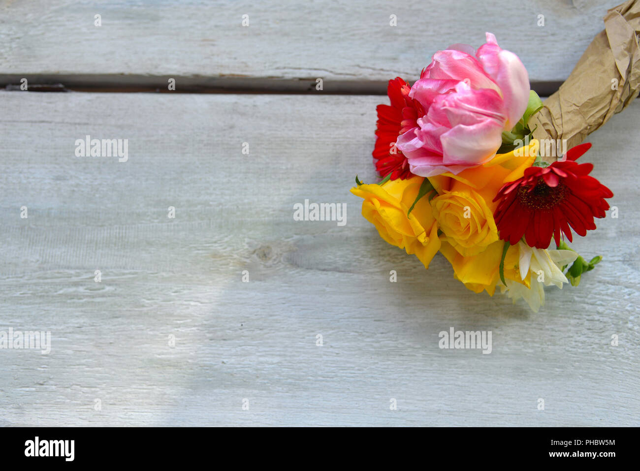 Blumenstrauß auf alten Holz Hintergrund Stockfoto