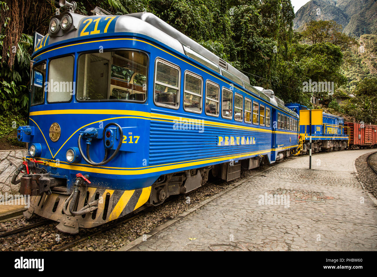Perurail des Skydome touristischen Zug Auto in Aguas Calientes, Transport von Passagieren von Cusco nach Machu Picchu Pueblo (Aguas Calientes), und darüber hinaus. Peru. Stockfoto