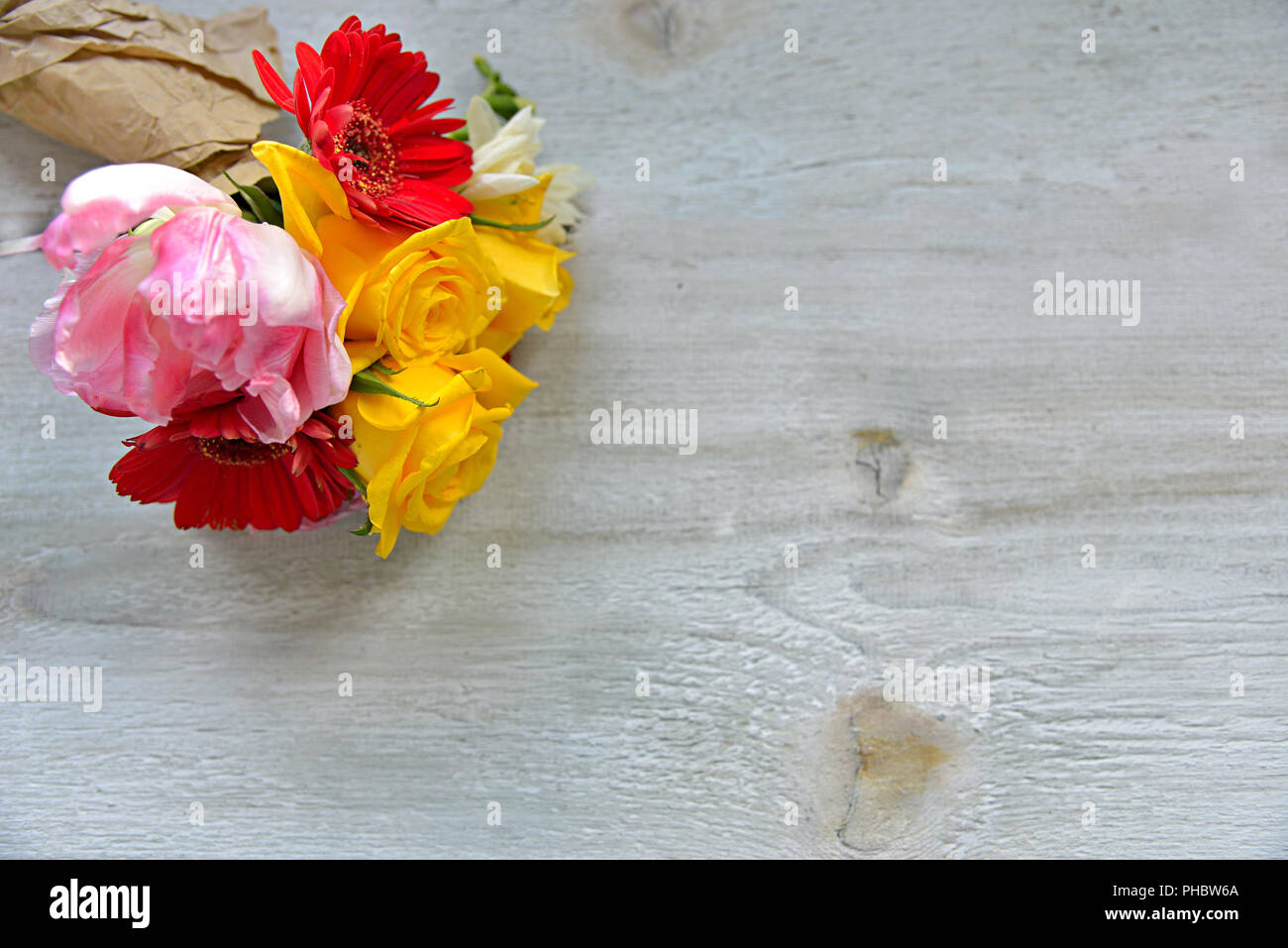 Foto Strauß auf alten Holz Hintergrund Stockfoto