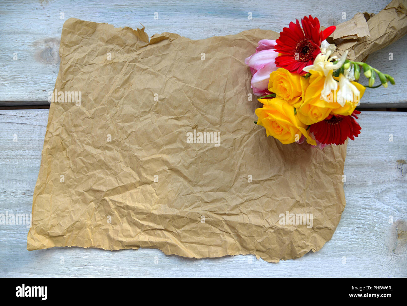 Foto Strauß auf alten Holz Hintergrund Stockfoto
