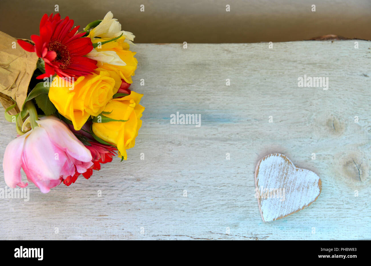 Foto Strauß auf alten Holz Hintergrund Stockfoto