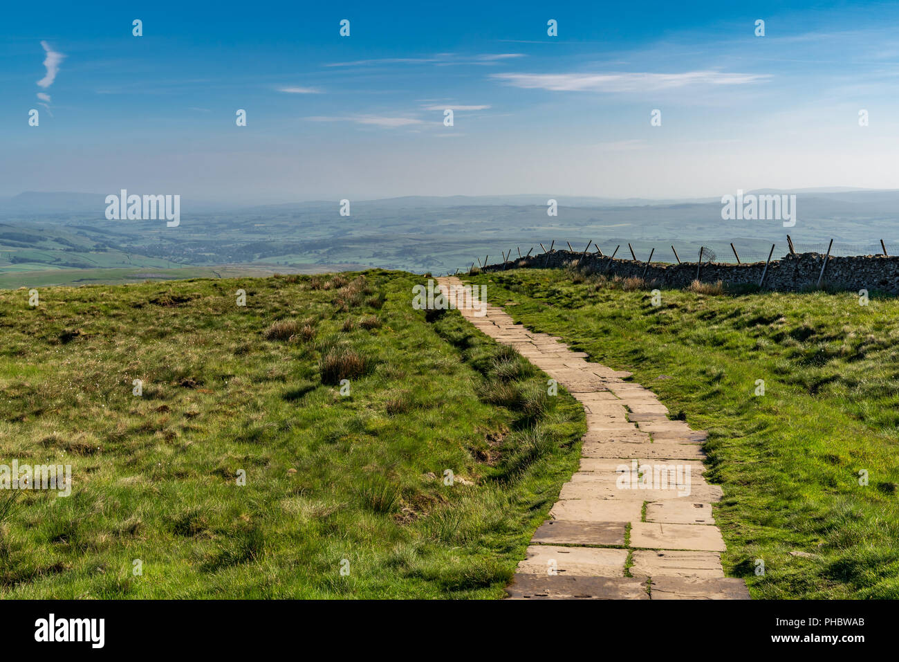 Yorkshire Dales Landschaft auf der Pennine Way auf der Oberseite des Pen-Y-Gent zwischen Halton Gill und Horton in Ribblesdale, North Yorkshire, England, Großbritannien Stockfoto