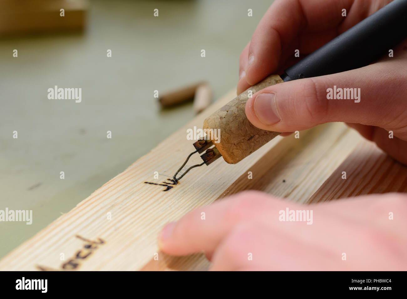 Poker arbeiten mit Werkzeug - Nahaufnahme Pyrographie Stockfoto