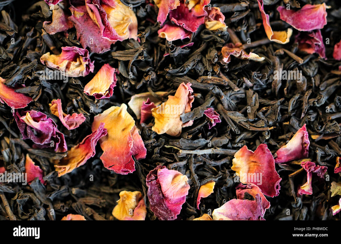 Schwarzer Tee mit Rosenblättern, Erholung, Genuss Stockfoto