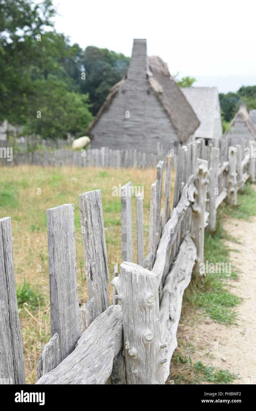 Holzzaun Futter der kolonialen Dorf in Plimoth Plantation. Stockfoto