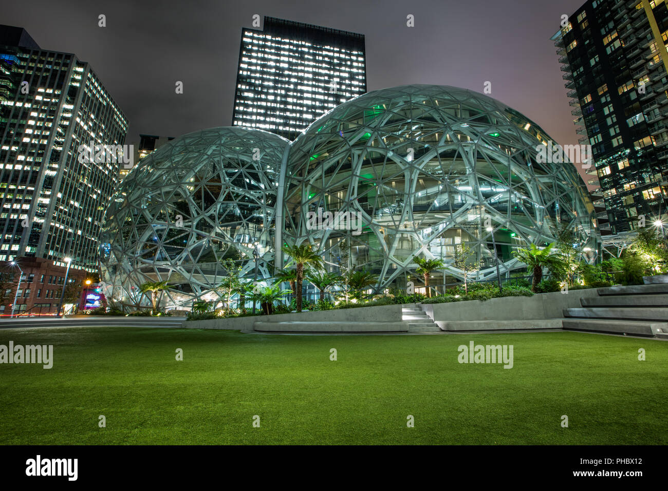 Die Sphären bei Amazon Welt Hauptsitz bei Nacht Stockfoto