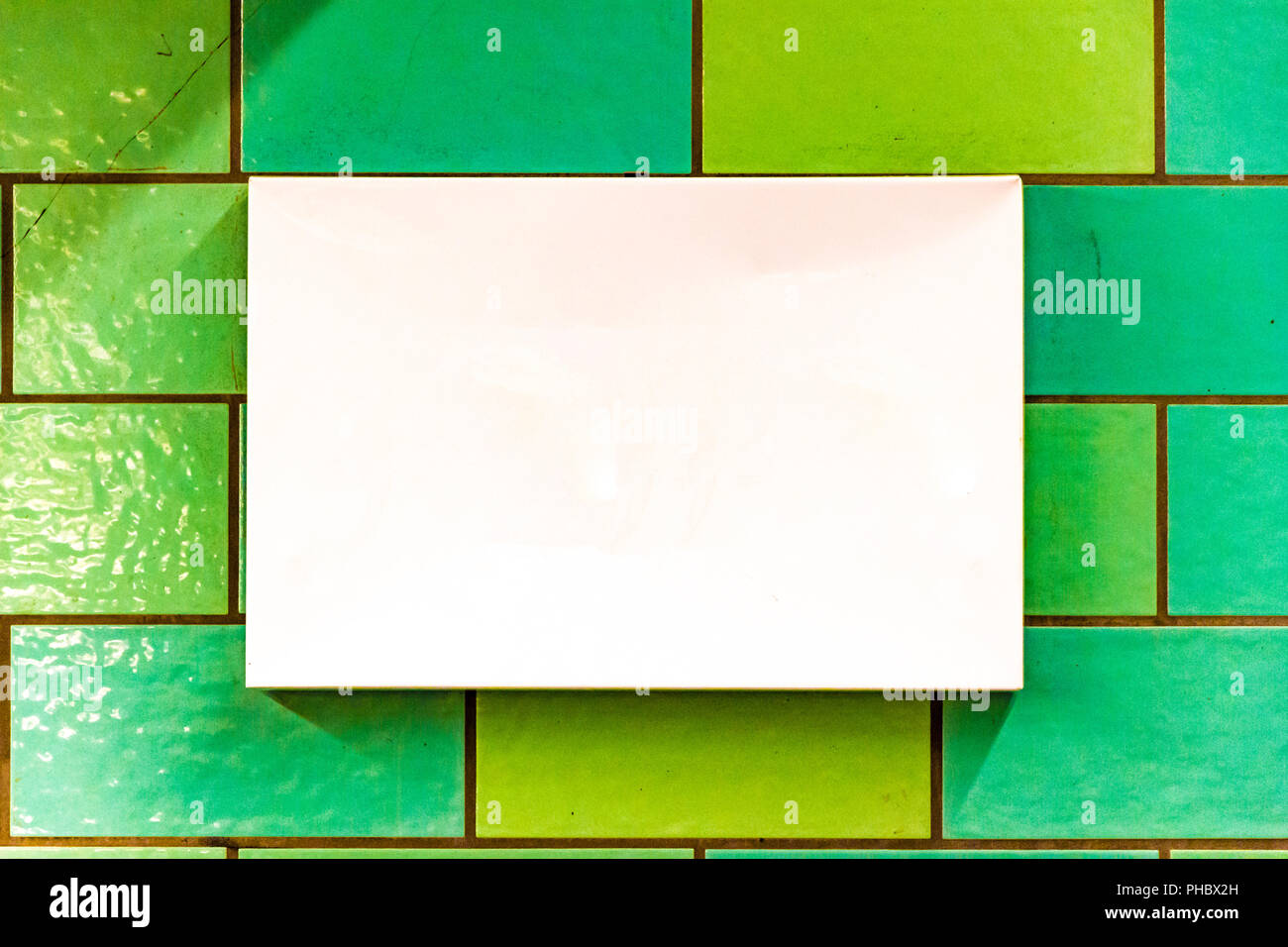Weisse Rechteckige Platte Mit Copyspace Auf Einen Gefliesten Wand Stockfotografie Alamy