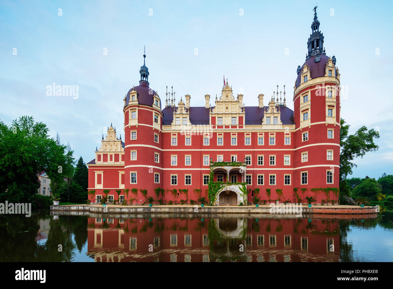 Neues Schloss Schloss von Prinz Hermann-von-Puckler-Muskau, UNESCO Welterbe Muskauer Park, Bad Muskau, Sachsen, Deutschland, Europa gebaut Stockfoto