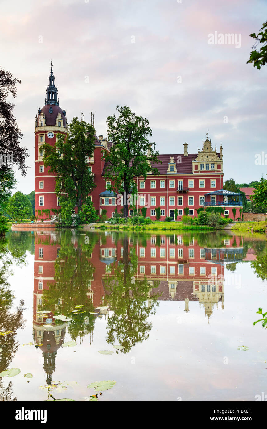 Neues Schloss Schloss von Prinz Hermann-von-Puckler-Muskau, UNESCO Welterbe Muskauer Park, Bad Muskau, Sachsen, Deutschland, Europa gebaut Stockfoto