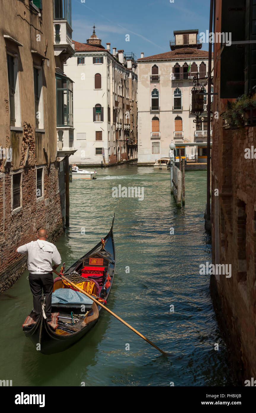 Gondel und Gondoliere, Seite Canal, Venice, UNESCO-Weltkulturerbe, Venetien, Italien, Europa Stockfoto