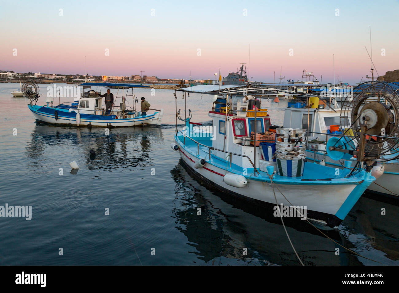 Traditionelle Fischerboote im Hafen von Paphos im Süden Zyperns bei Dämmerung, Zypern, Mittelmeer günstig, Europa Stockfoto
