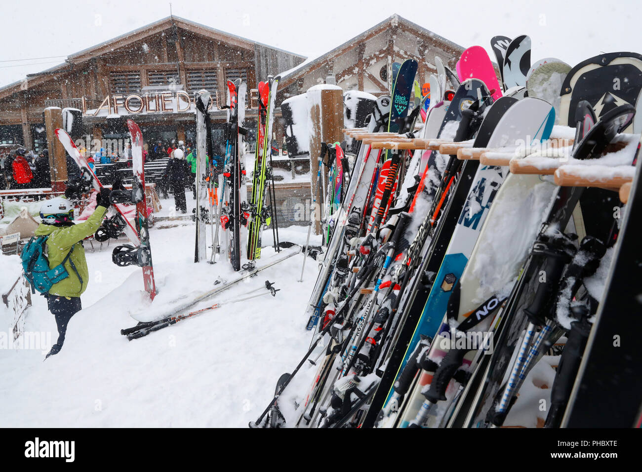 Skier und Snowboards, Saint-Gervais, Haute-Savoie, Alpen, Frankreich, Europa Stockfoto