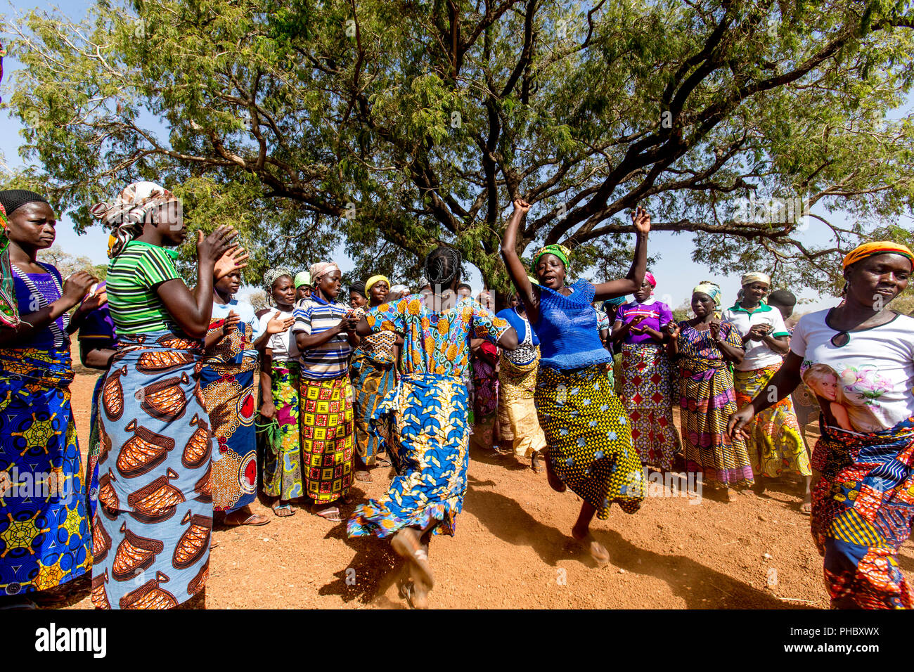 Mitgliedern der Frauen ag Genossenschaft herzlich ein Besucher mit Tänzen im Norden von Togo, Westafrika, Afrika Stockfoto