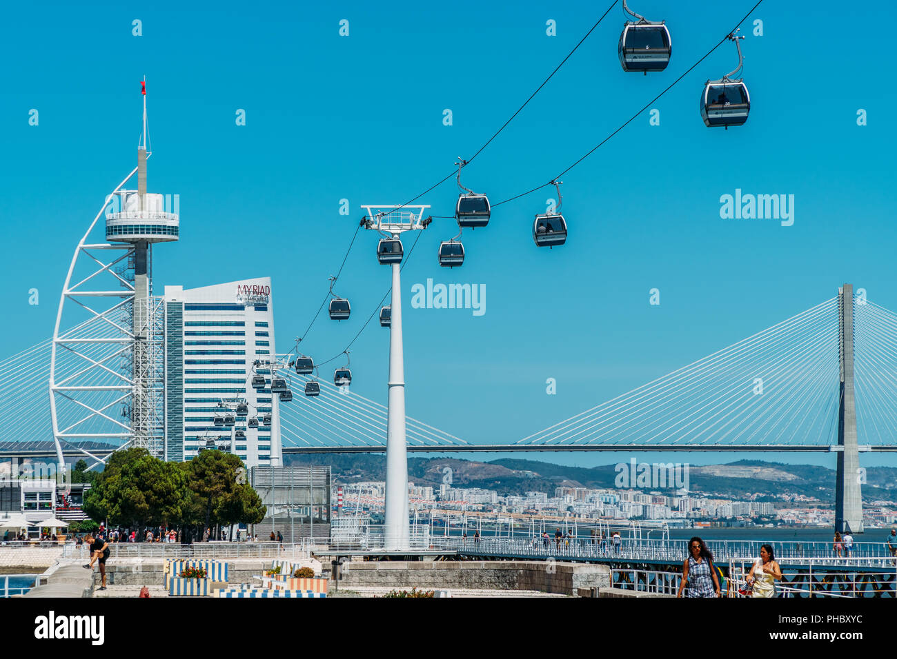 Lissabon, Portugal - 18. AUGUST 2017: Fahrt mit der Seilbahn von Parque das Nacoes (Park der Nationen) in Lissabon Stockfoto