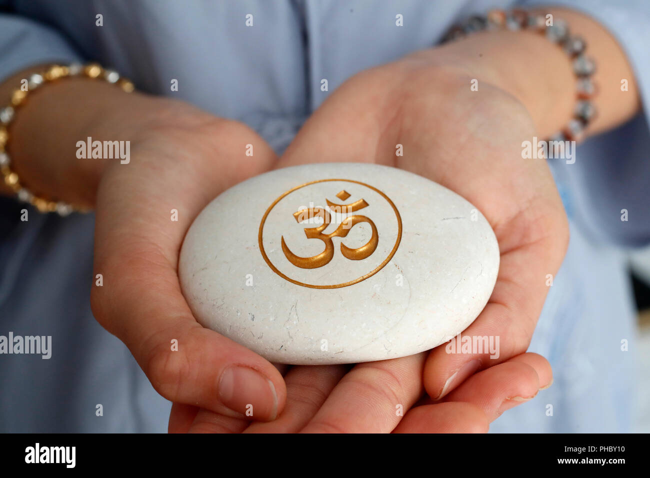 Der Om (AUM) Symbol von Hinduismus und Buddhismus auf einen weissen Stein, Vietnam, Indochina, Südostasien, Asien Stockfoto