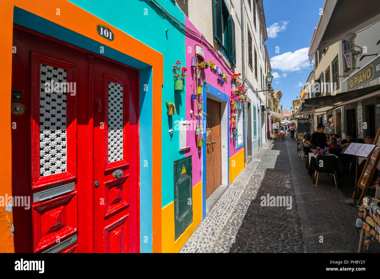 Ansicht der Rückseite Straße bunten Türen und Restaurant, Funchal, Madeira, Portugal, Atlantik, Europa Stockfoto