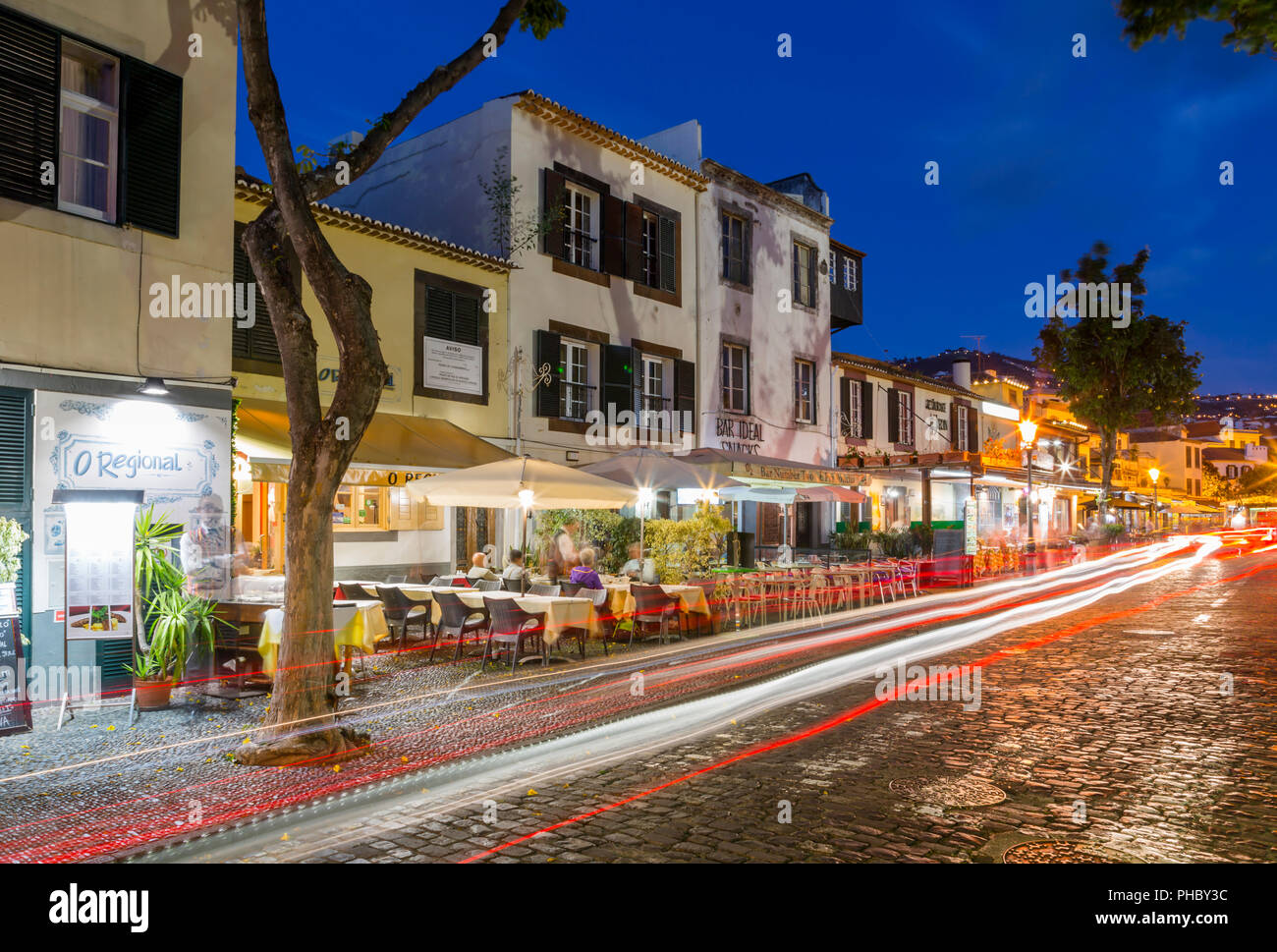 Blick auf die Cafés und Auto trail Lichter in der alten Stadt in der Dämmerung, Funchal, Madeira, Portugal, Europa Stockfoto