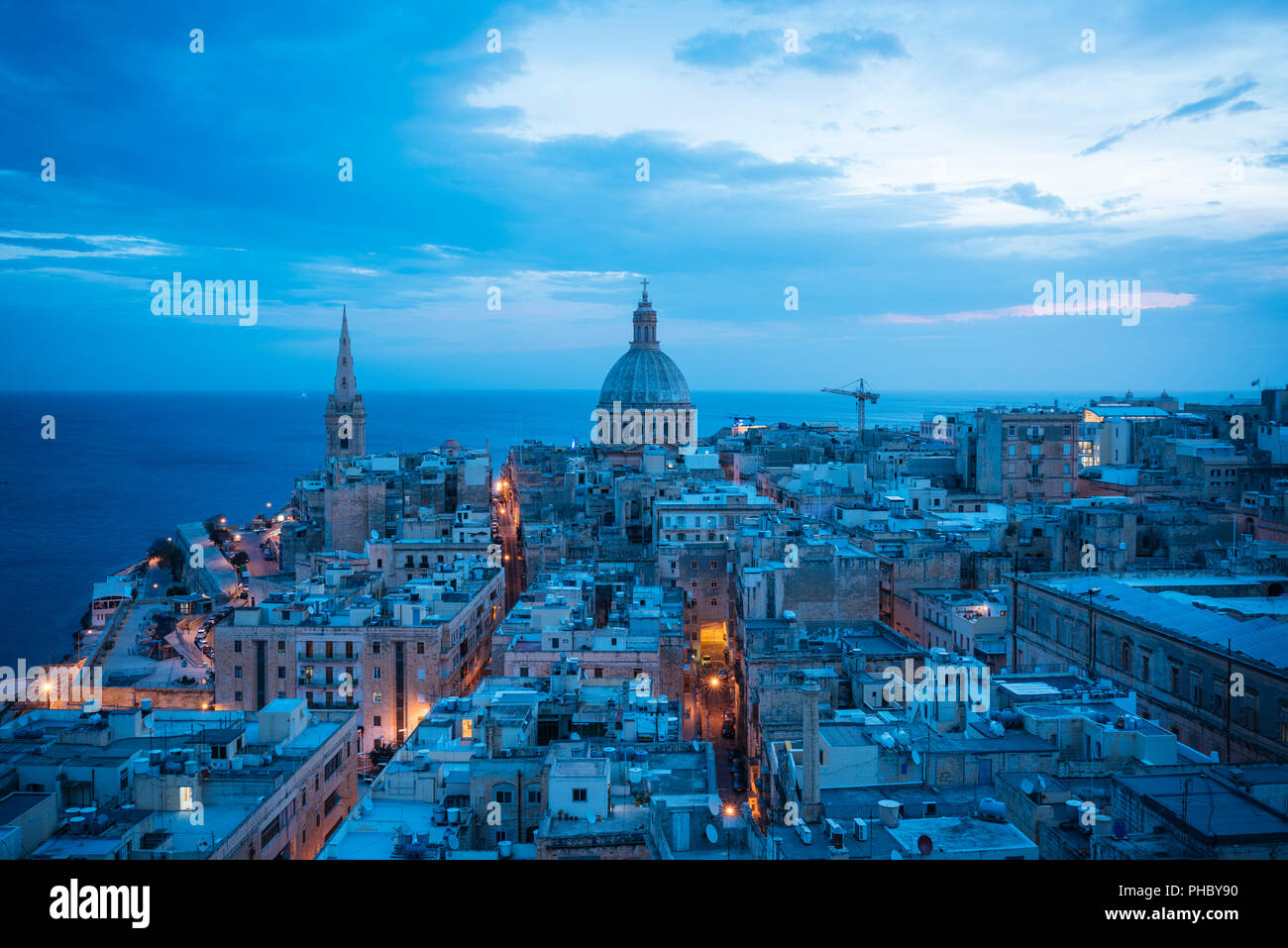 Luftaufnahme von Valletta Skyline bei Nacht, Valletta, Malta, Europa Stockfoto