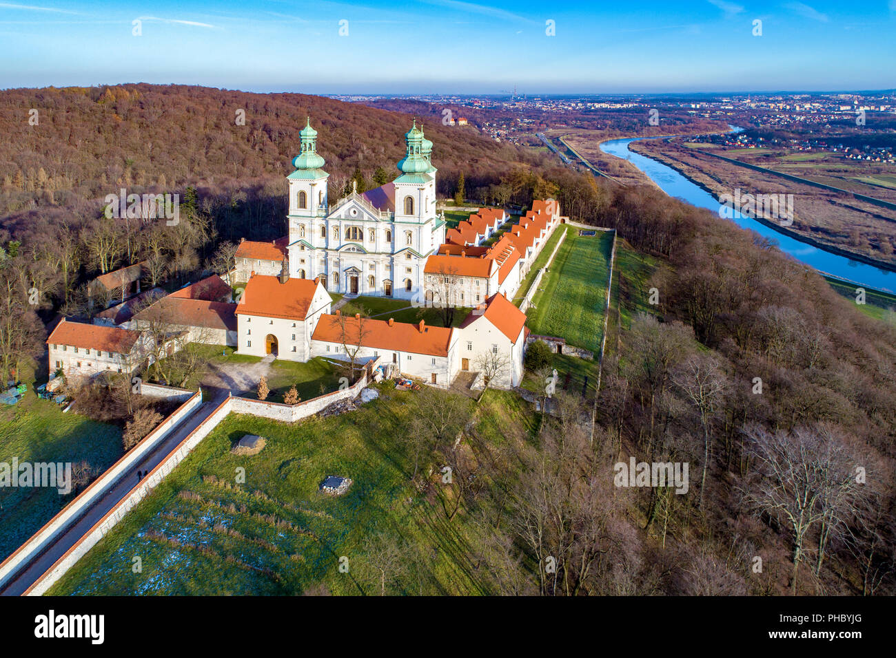 Krakau, Polen. Kloster von cameldolite Brüder und Kirche in den Wald auf dem Hügel in Bielany, Krakau, in der Nähe von Tyniec. Luftbild mit Weichsel ein Stockfoto