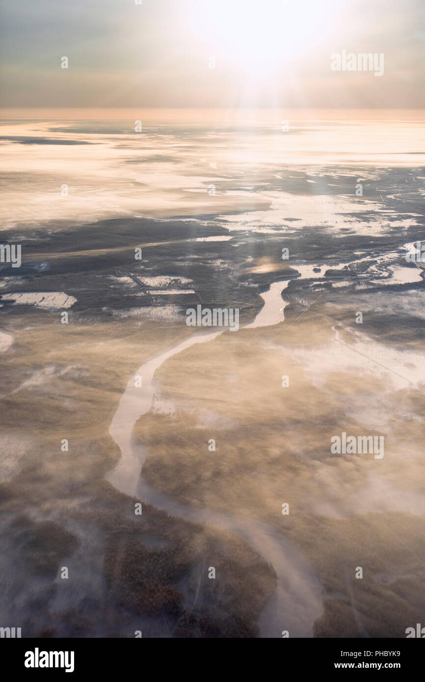 Luftaufnahme von Wald und Hügel bei Sonnenuntergang, Levi, Kittila, Lappland, Finnland, Europa Stockfoto