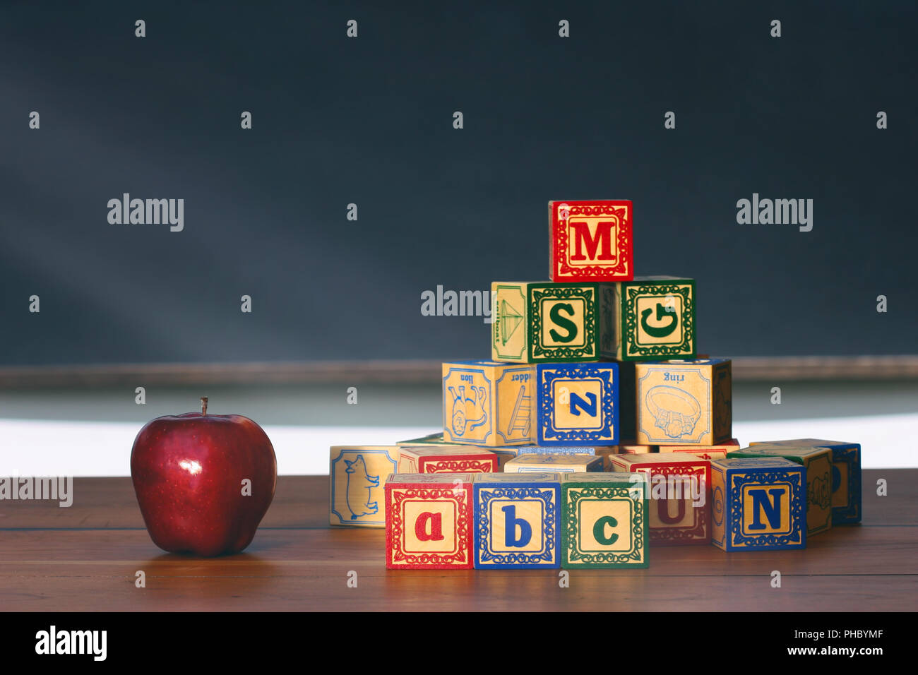 Holzklötze und Apple auf Schreibtisch Stockfoto