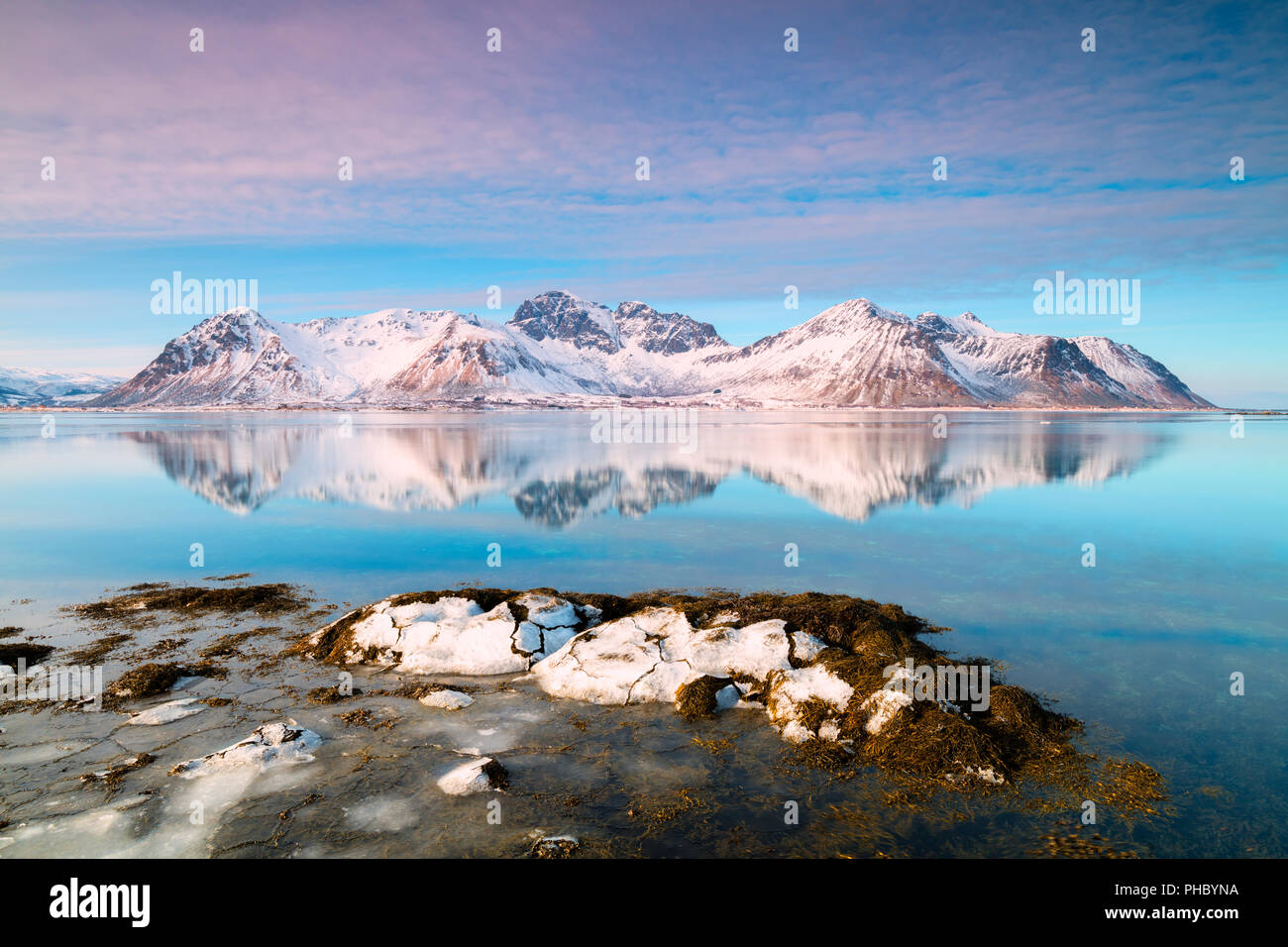 Schneebedeckten Gipfeln im klaren Meer, Grundstad, Lofoten, Nordland, Norwegen, Europa Stockfoto