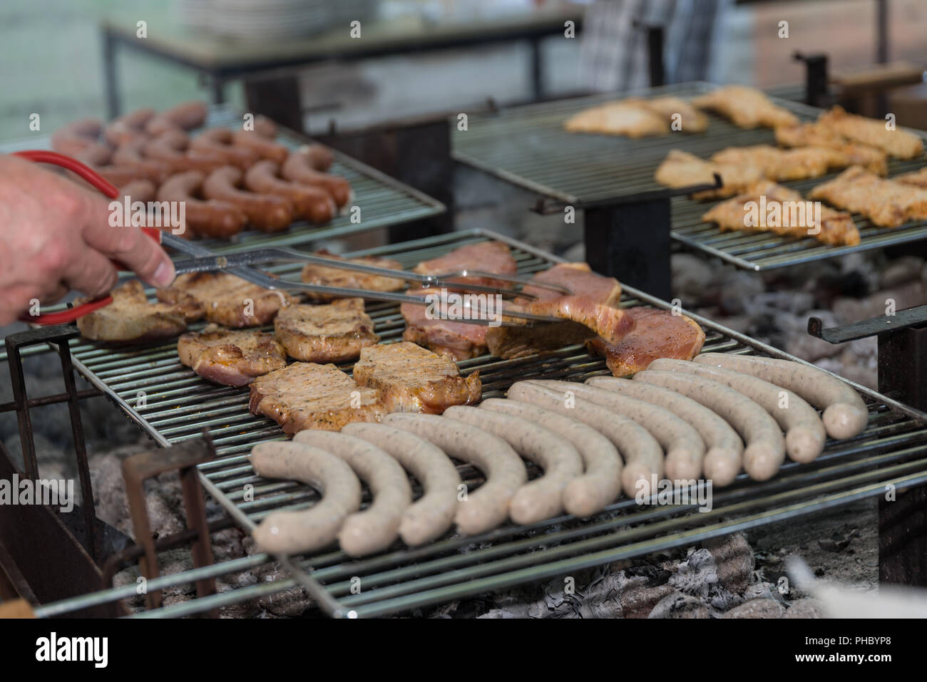 Fleisch- und Wurstwaren auf Holzkohle Grill - close-up BBQ Stockfoto