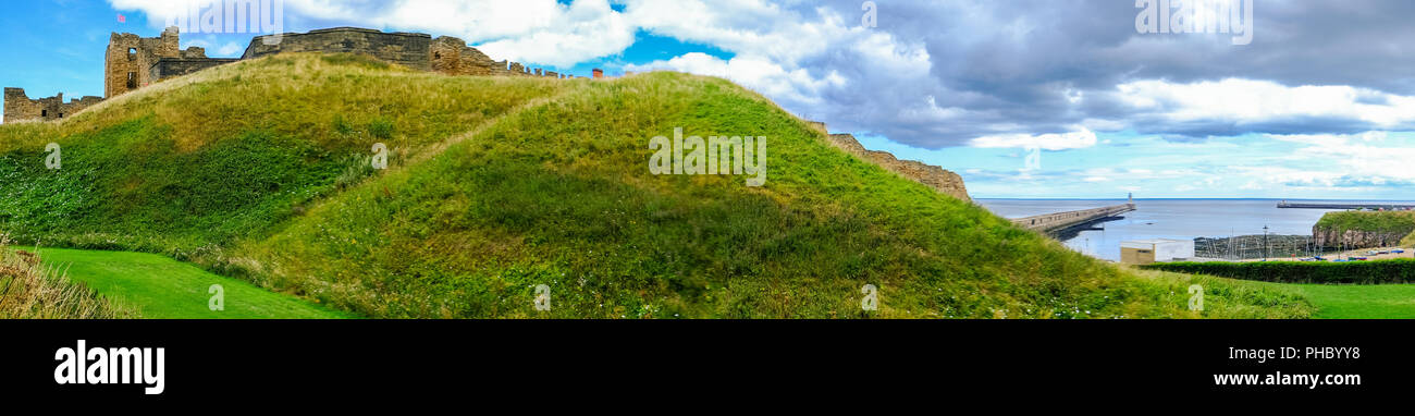 Hill und Ruinen der mittelalterlichen Tynemouth Priory und Schloss und Eingang Tynemouth im Vereinigten Königreich Stockfoto