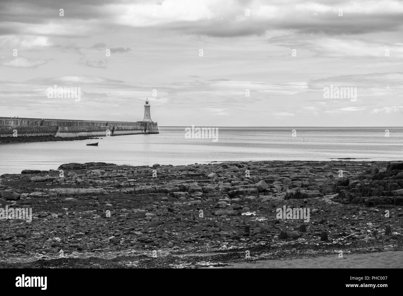 Schöne Landschaft rund um Tynemouth Pier und lighhouse, Tynemouth, UK in Schwarz und Weiß Stockfoto