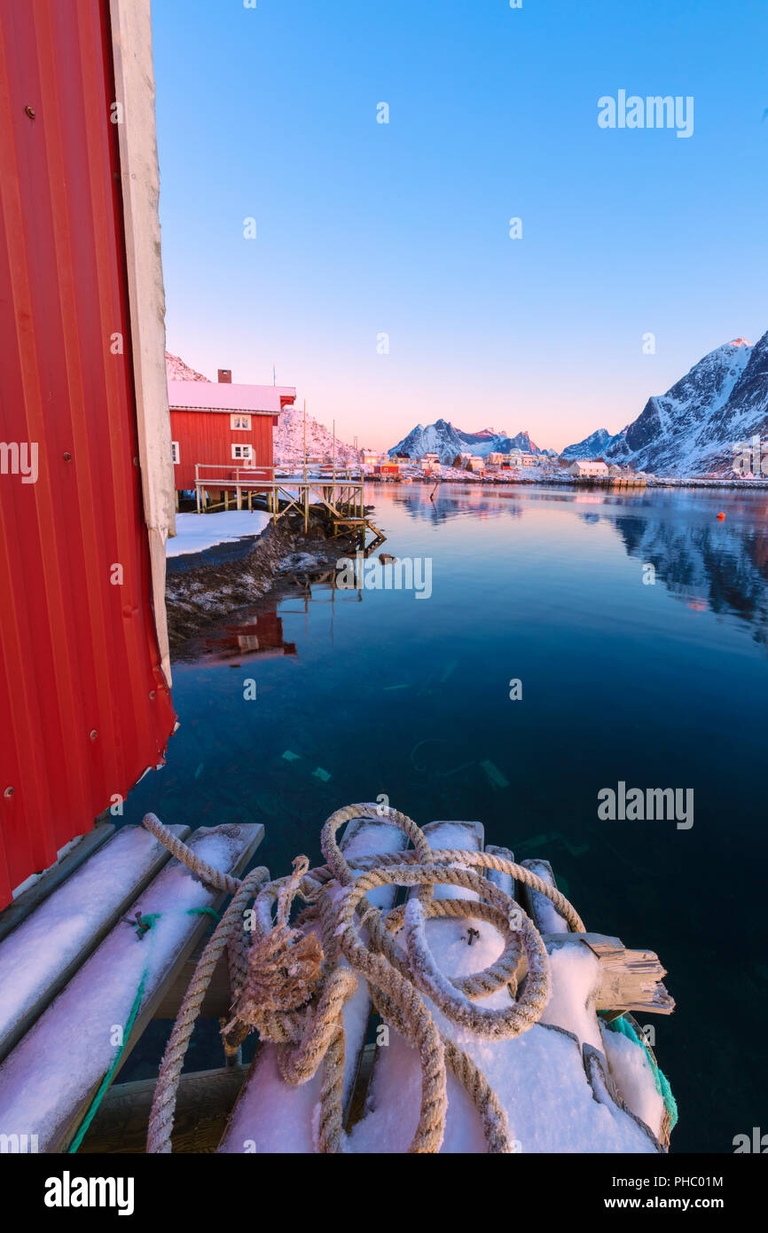 Die traditionellen Fischer Hütten (Rorbu), Reine Bay, Lofoten, Nordland, Norwegen, Europa Stockfoto