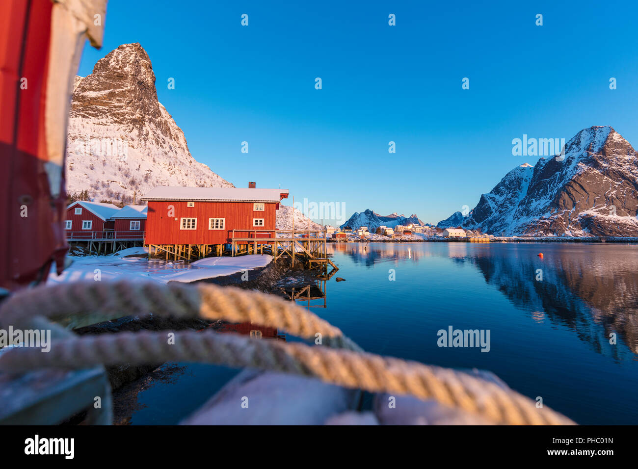Die traditionellen Fischer Hütten (Rorbu), Reine Bay, Lofoten, Nordland, Norwegen, Europa Stockfoto