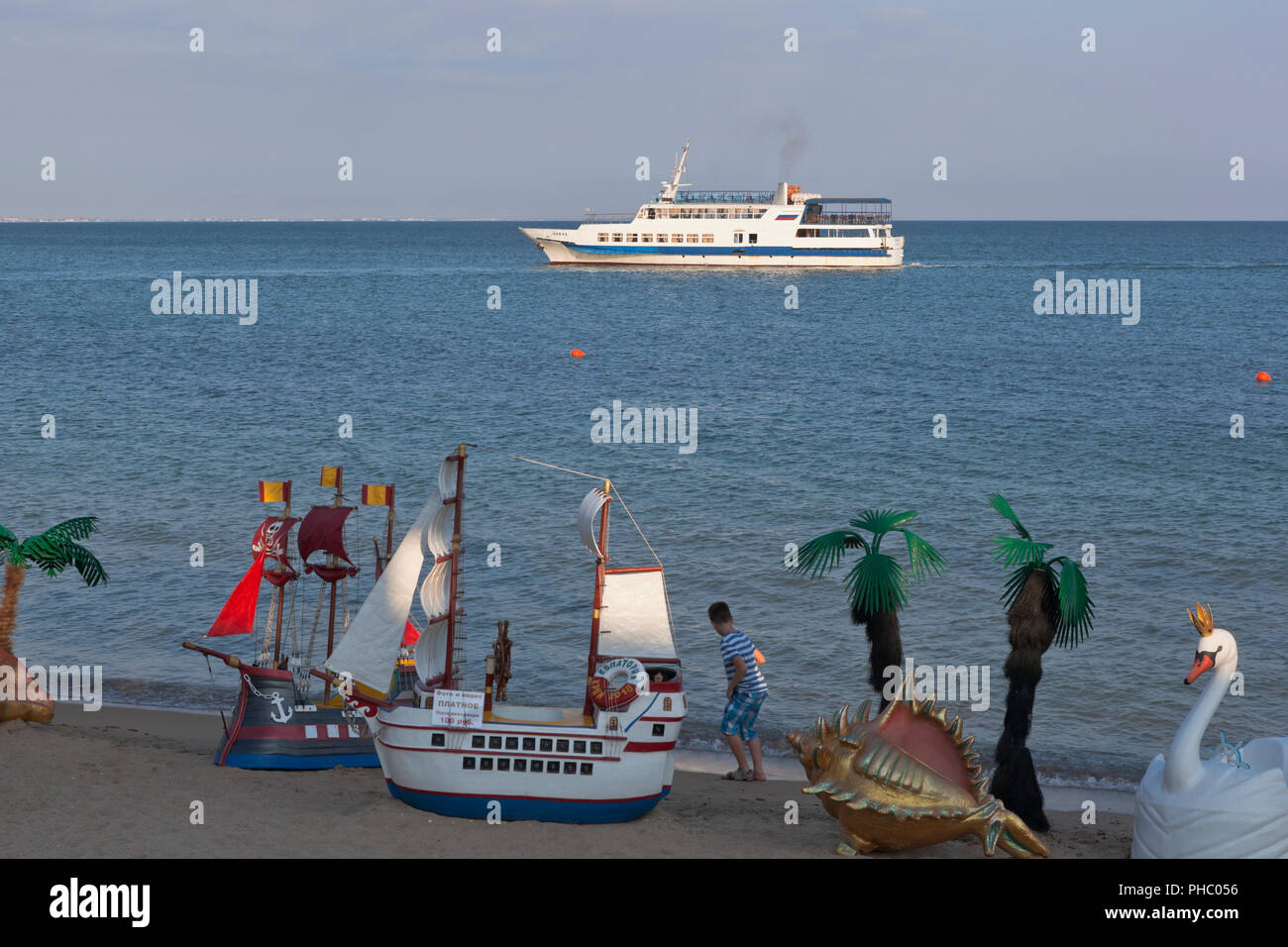 Jewpatoria, Krim, Russland - 30. Juni 2018: Die Landschaft der Zentrale Strand mit Landschaft zu fotografieren und schwimmend auf gegen das Schiff Yanina in Ev Stockfoto