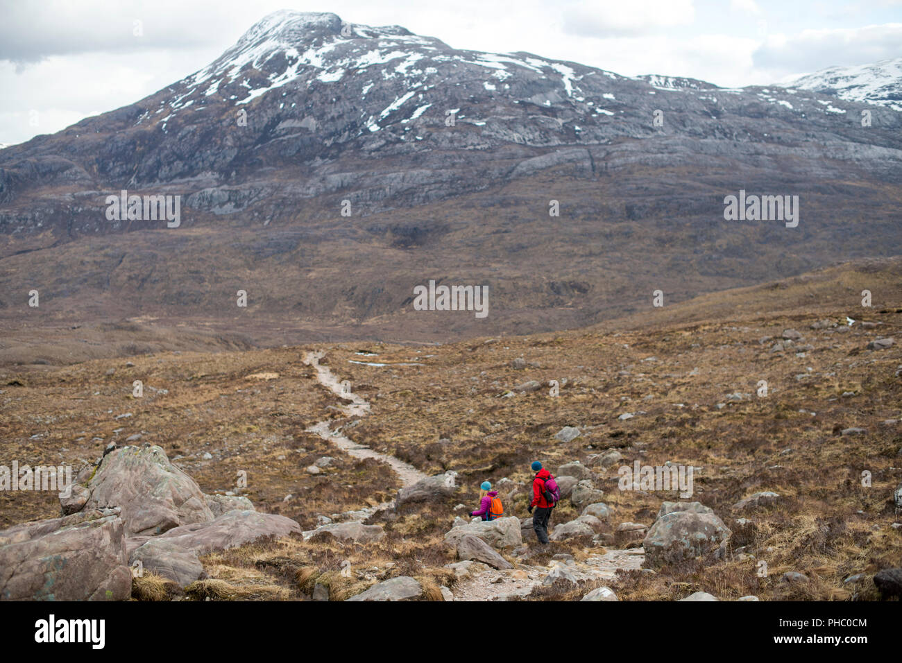 Wandern in den schottischen Highlands in Torridon entlang der Cape Wrath Trail in Richtung Loch Bottighofen Mhic Fhearchair, Highlands, Schottland, Vereinigtes Königreich Stockfoto