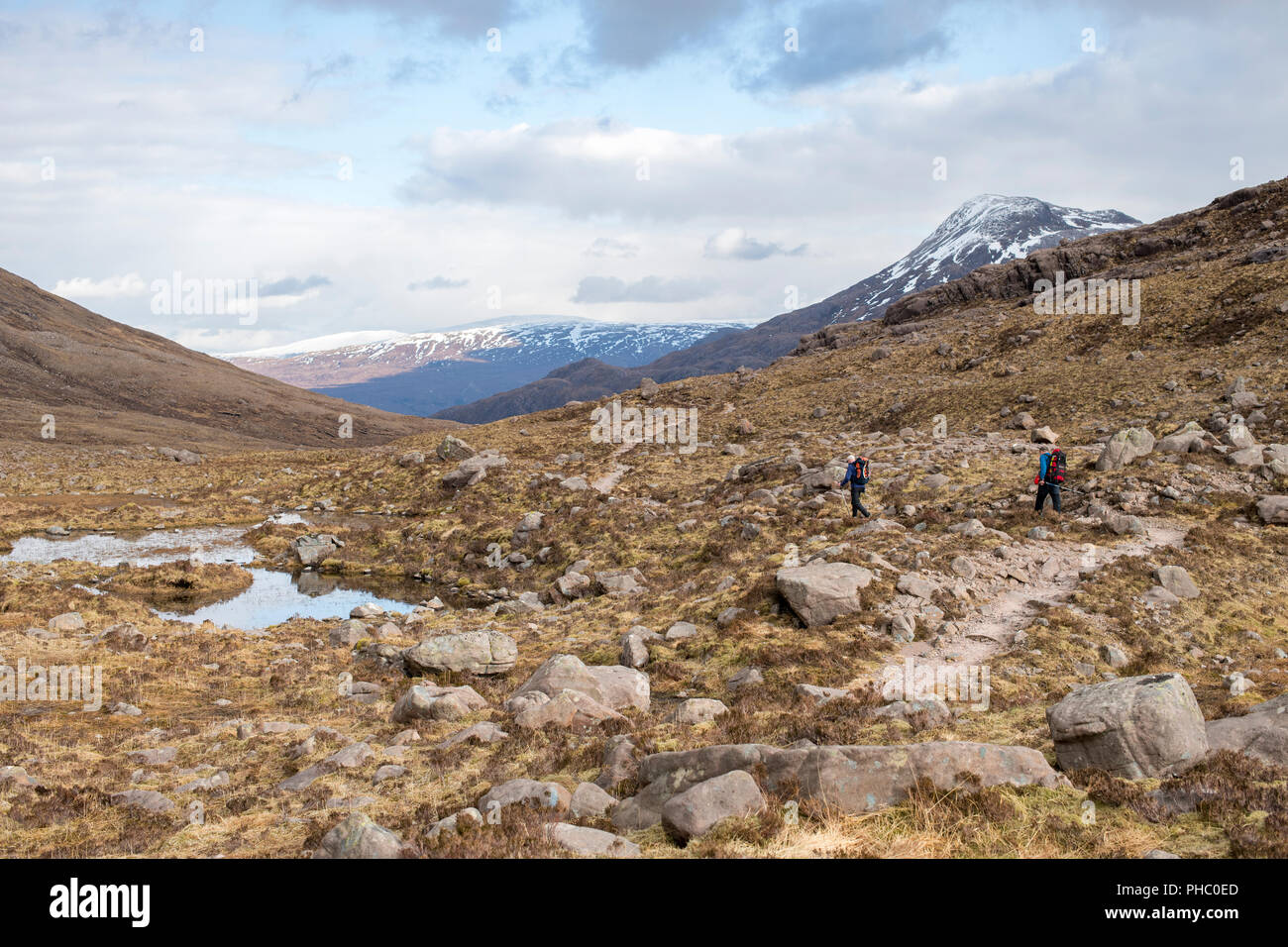 Wandern in den schottischen Highlands in Torridon entlang der Cape Wrath Trail in Richtung Loch Bottighofen Mhic Fhearchair, Highlands, Schottland, Vereinigtes Königreich Stockfoto