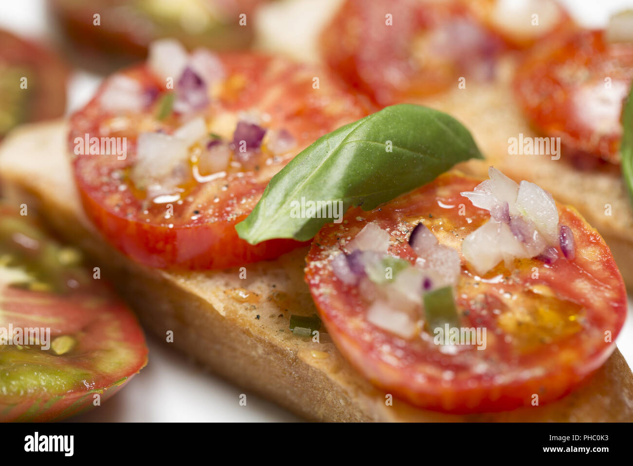 Land Brot mit Schwarz zebra Tomaten und Olivenöl Stockfoto