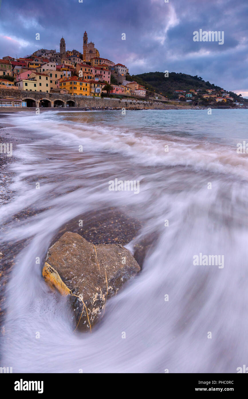 Rock in Form eines Herzens am Strand von Cervo, Provinz Imperia, Ligurien, Italien, Europa Stockfoto